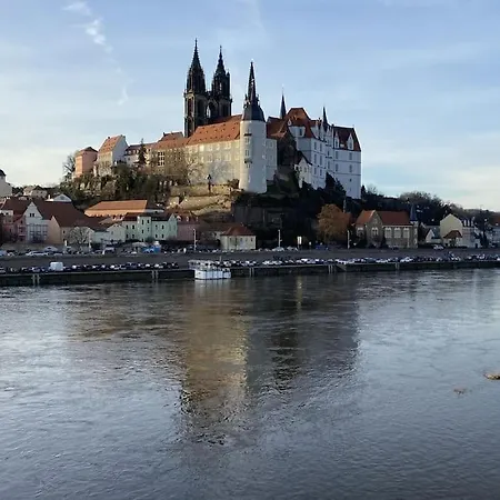 Mit 2 Schlafzimmern Und 2 Baedern *